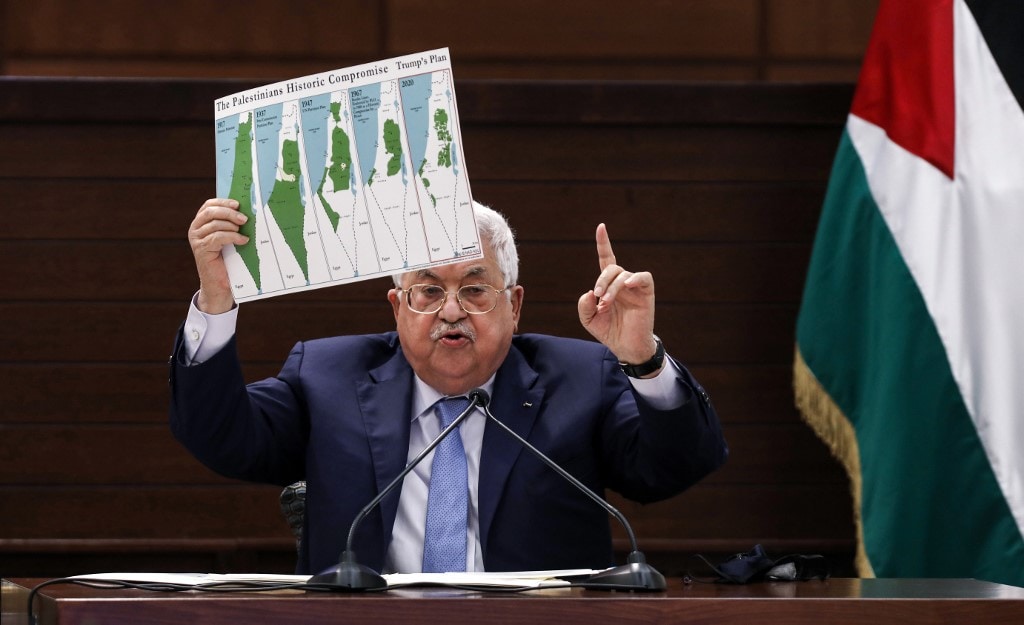 יו&quot;ר הרשות הפלסטינית מחמוד עבאס (אבו מאזן) מחזיק כרזה עם מפות שונות של פלסטין במהלך נאום ברמאללה, הגדה המערבית, 3 בספטמבר 2020 (צילום: Alaa BADARNEH / POOL / AFP) (צילום: Alaa BADARNEH / POOL / AFP)