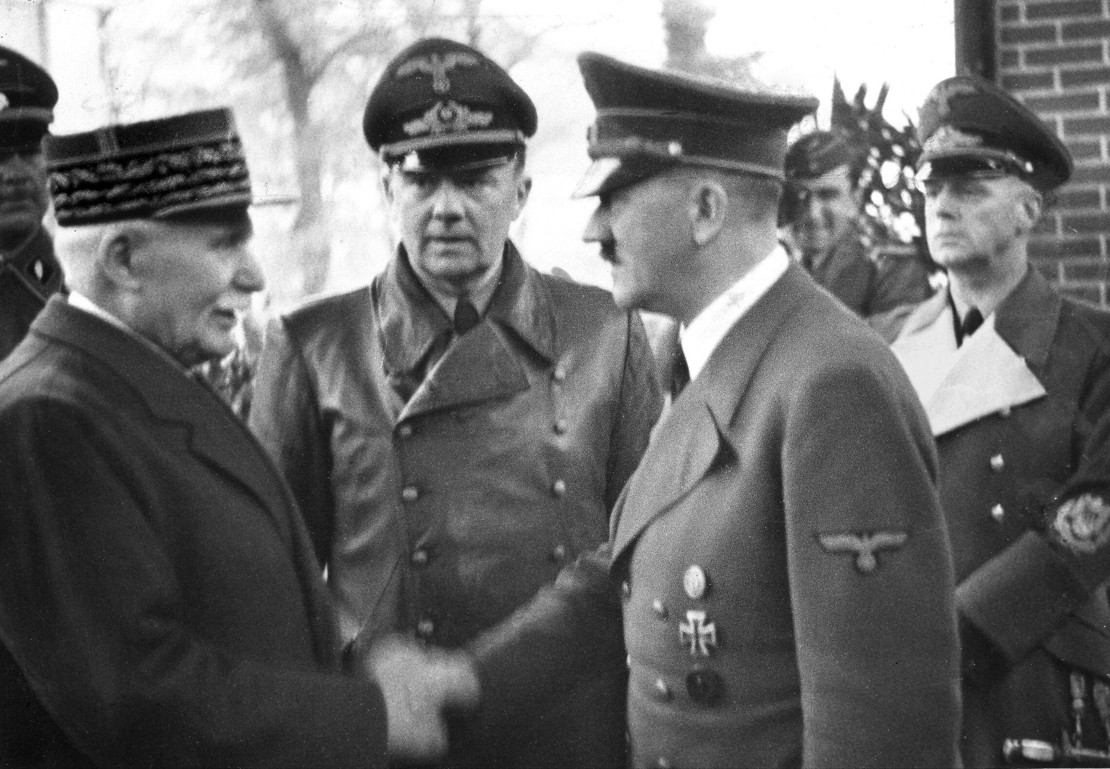 פיליפ פטן, משמאל, לוחץ את ידו של היטלר, 24 באוקטובר 1940 (צילום: Shawshots / Alamy)
