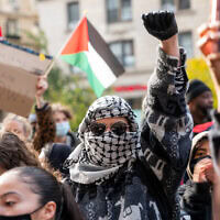 סטודנטים פרו־פלסטינים ואנטי־ישראלים מפגינים ליד אוניברסיטת קולומביה בניו יורק, 15 בנובמבר 2023 (צילום: Spencer Platt/Getty Images/AFP)