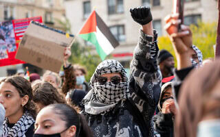 סטודנטים פרו־פלסטינים ואנטי־ישראלים מפגינים ליד אוניברסיטת קולומביה בניו יורק, 15 בנובמבר 2023 (צילום: Spencer Platt/Getty Images/AFP)