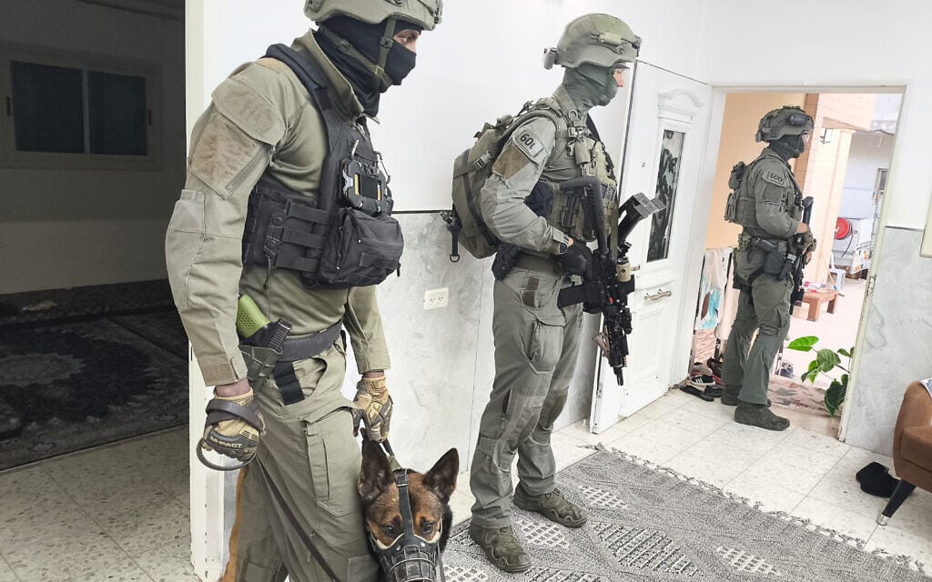 כוחות משטרה ושב&quot;כ בפשיטה על ביתה של צבאח עבד אל-סאלם הנייה בתל שבע, 1 באפריל 2024 (צילום: דוברות משטרת ישראל)
