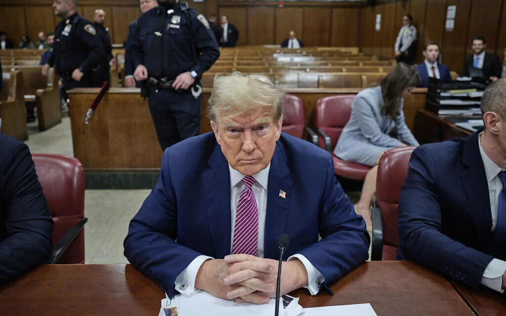 דונלד טראמפ על ספסל הנאשמים בבית המשפט בניו יורק, 18 באפריל 2024 (צילום: Curtis Means/Pool Photo via AP)