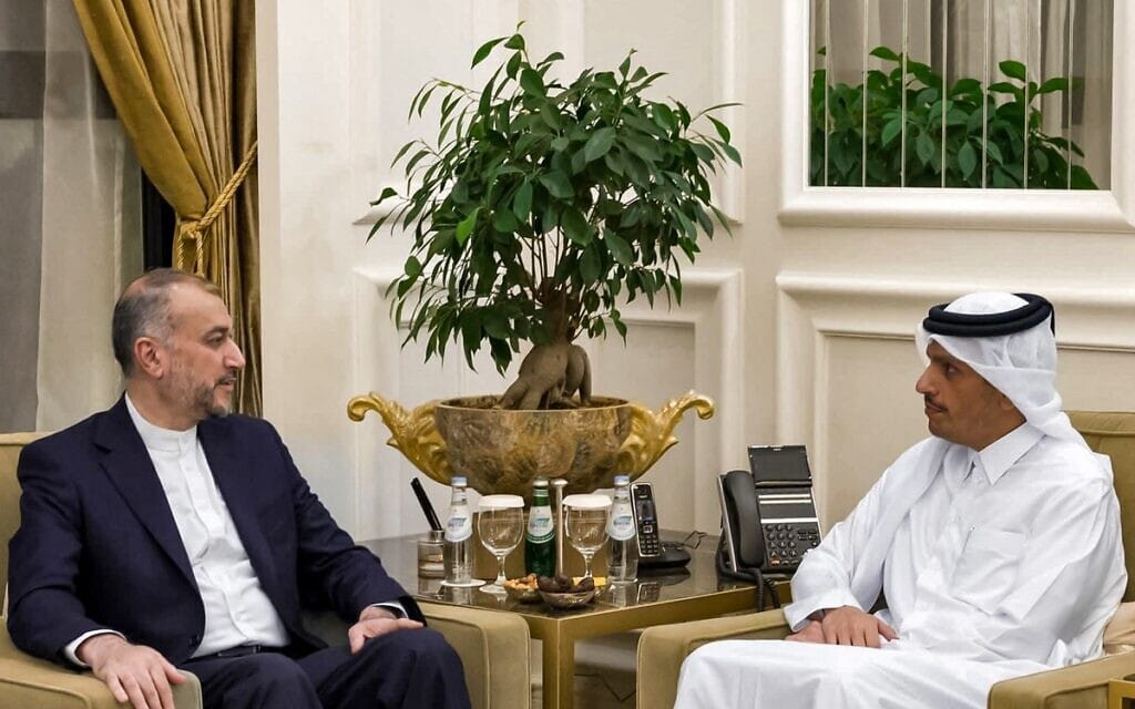 ראש הממשלה ושר החוץ של קטאר מוחמד בן עבד א־רחמן אאל ת&#039;אני נפגש עם שר החוץ של איראן חוסיין אמיר עבדאללהיאן בדוחה, 14 באוקטובר 2023 (צילום: סוכנות הידיעות של קטאר / AFP)
