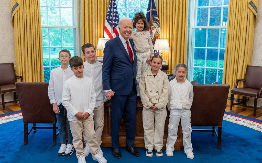 נשיא ארה"ב ג'ו ביידן, אביגיל עידן בת ה-4 ששוחררה משבי חמאס, אחיה עמליה ומיכאל ובני דודיה, 24 באפריל 2024 (צילום: Official Biden account on Instagram)