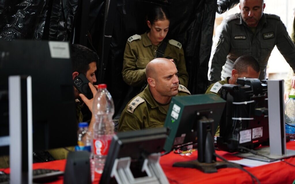 מח"ט חטיבת בנימין אל"ם לירון ביטון בהערכת מצב לאחר רצח הנער בנימין אחימאיר. 13 באפריל 2024 (צילום: דובר צה״ל) מח"ט חטיבת בנימין אל"ם לירון ביטון בהערכת מצב לאחר רצח הנער בנימין אחימאיר. 13 באפריל 2024 (צילום: דובר צה״ל)