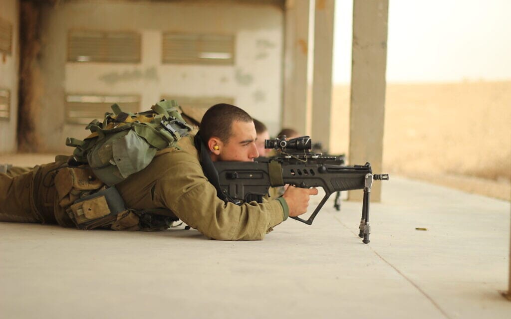 חייל צה&quot;ל במטווח עם רובה &quot;תבור&quot; (צילום: זאב מרמורשטיין/דובר צה&quot;ל)