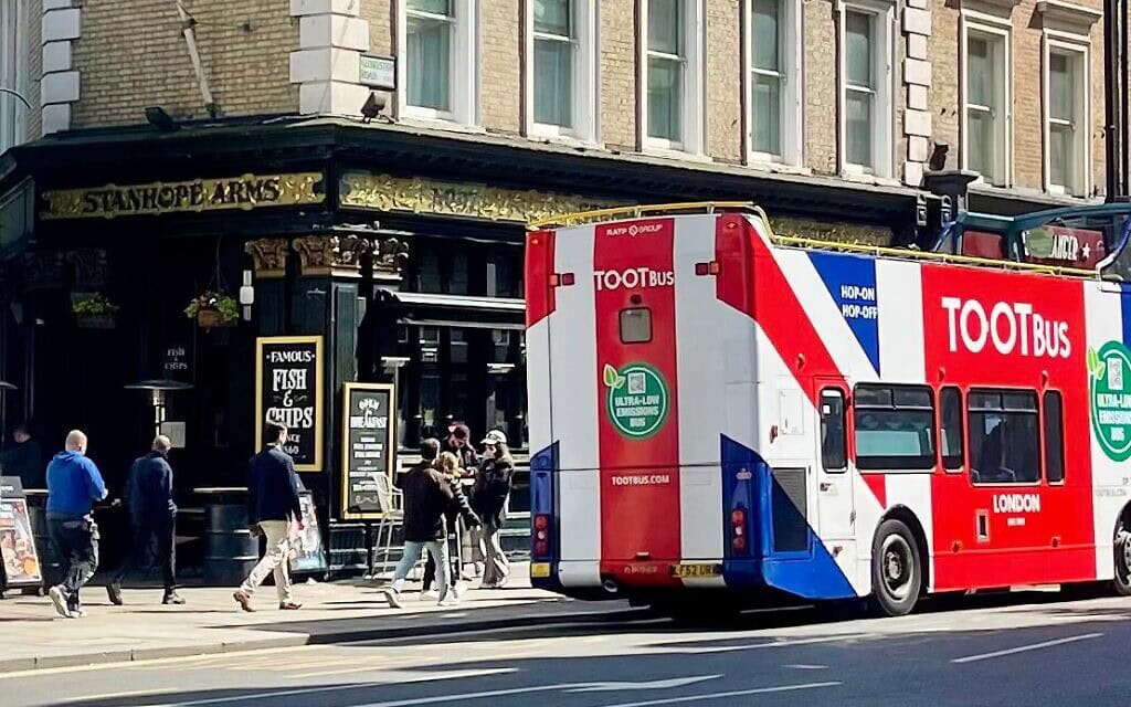 אוטובוס פטריוטי בלונדון (צילום: דן פרי)