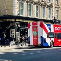 אוטובוס פטריוטי בלונדון (צילום: דן פרי)
