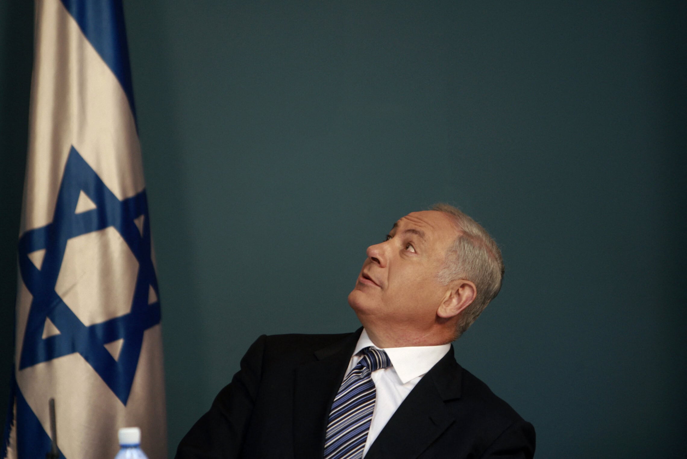ראש הממשלה בנימין נתניהו במסיבת עיתונאים בלשכתו בירושלים, 23 באפריל 2009 (צילום: AMMAR AWAD / POOL / AFP)