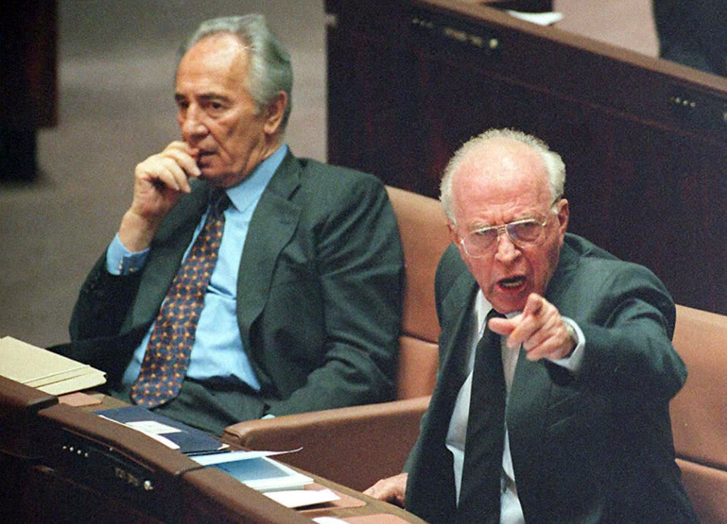 יצחק רבין ושמעון פרס (צילום: SVEN NACKSTRAND / AFP)