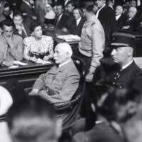 ראש משטר וישי, מרשל פיליפ פטן, יושב במשפטו ביולי 1945 בפריז (צילום: PIGISTE / AFP)