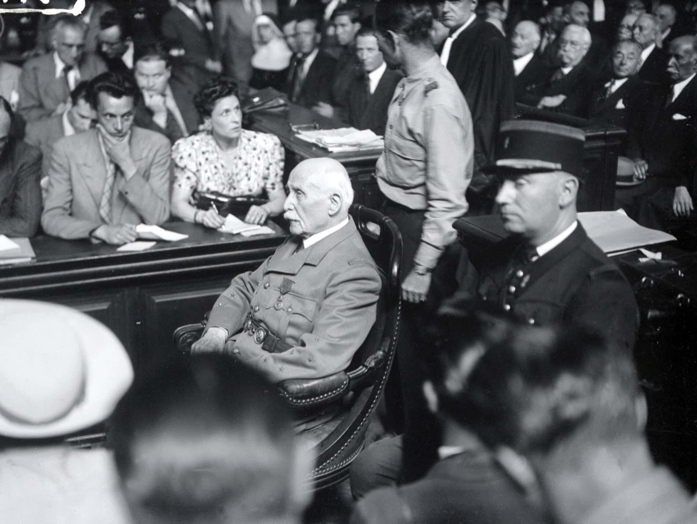 ראש משטר וישי, מרשל פיליפ פטן, יושב במשפטו ביולי 1945 בפריז (צילום: PIGISTE / AFP)