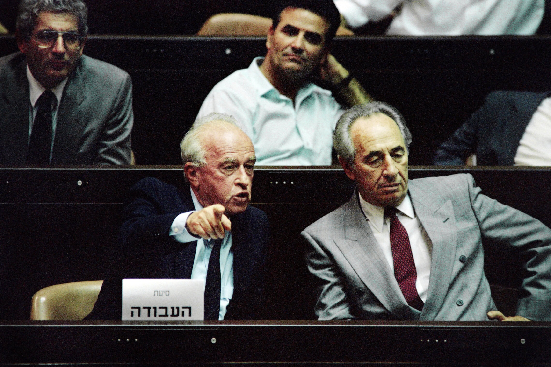 ראש הממשלה יצחק רבין ושר החוץ שמעון פרס בכנסת, 13 ביולי 1992 (צילום: Patrick BAZ / AFP)