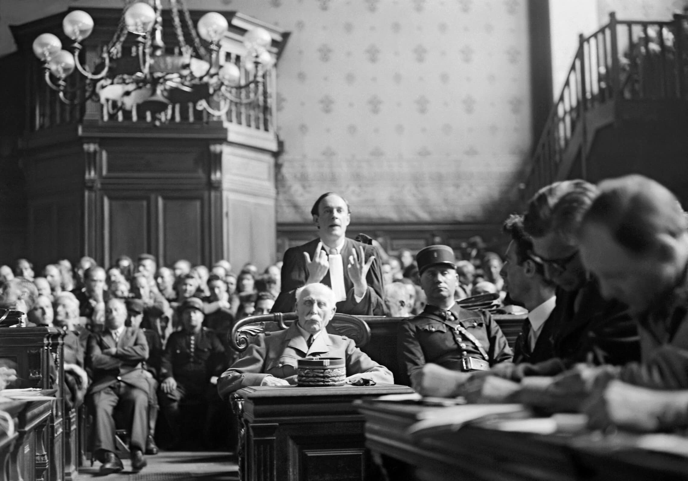 ראש משטר וישי, מרשל פיליפ פטן, יושב במשפטו ביולי 1945 בפריז (צילום: AFP)