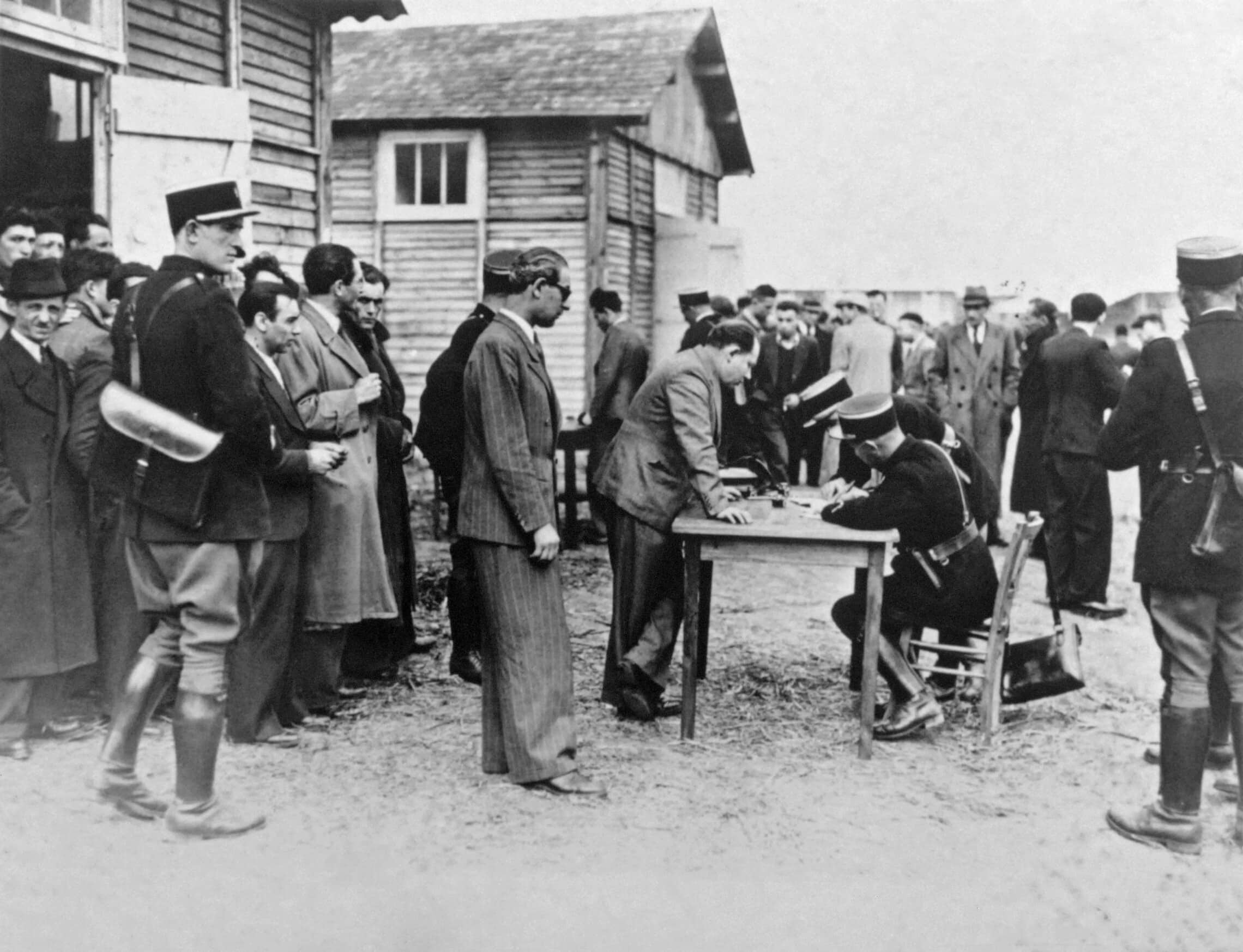 יהודים נרשמים על ידי שוטרים צרפתים עם הגעתם למחנה הריכוז פיטיבייה בצרפת של וישי, מאי 1941 (צילום: AFP)