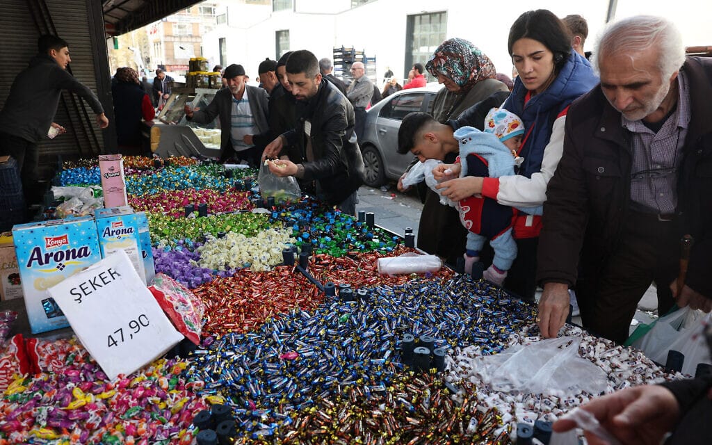 אנשים קונים ממתקים באנקרה לקראת העיד אל־פיטר, 19 באפריל 2023 (צילום: Adem ALTAN / AFP)