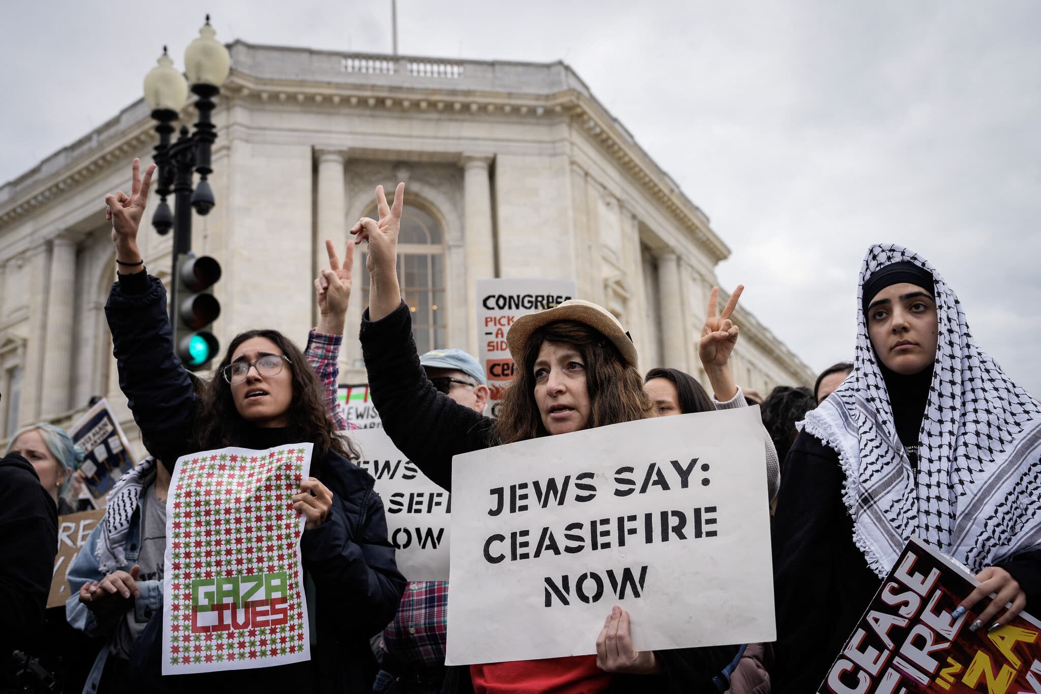 פעילים בארגונים פרו־פלסטיניים והאנטי־ישראליים מקיימים עצרת בדרישה להפסקת אש בעזה, וושינגטון הבירה, 18 באוקטובר 2023 (צילום: Drew Angerer / GETTY IMAGES NORTH AMERICA / Getty Images via AFP)