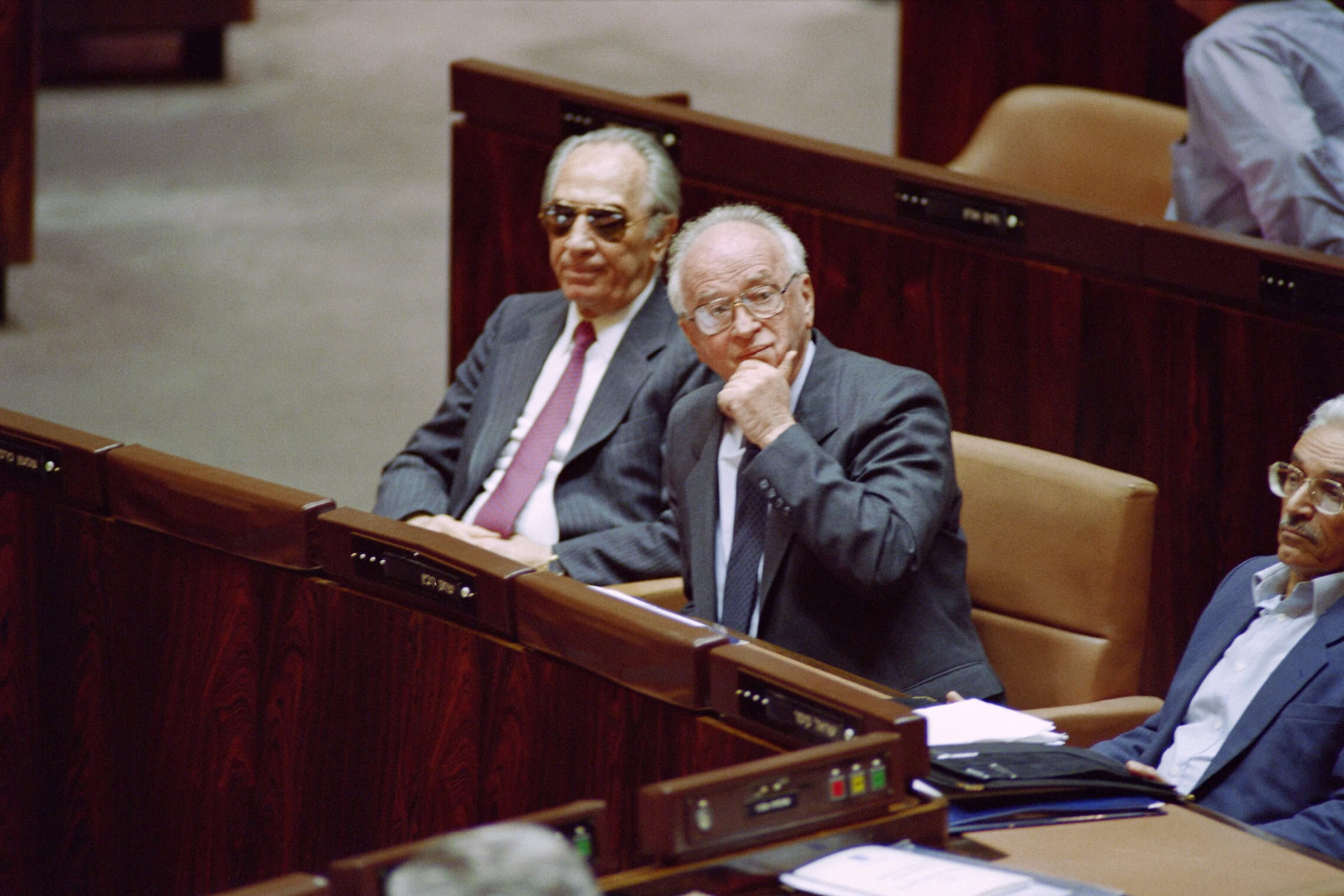 ראש הממשלה יצחק רבין ושר החוץ שמעון פרס בכנסת, 28 בפברואר 1994 (צילום: Menahem KAHANA / AFP)