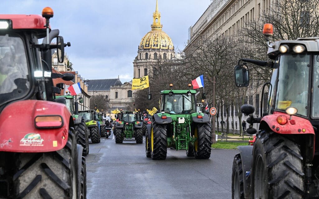 חקלאים נוהגים בטרקטורים במחאה בפריז, 23 בפברואר, 2024 (צילום: MIGUEL MEDINA / AFP)