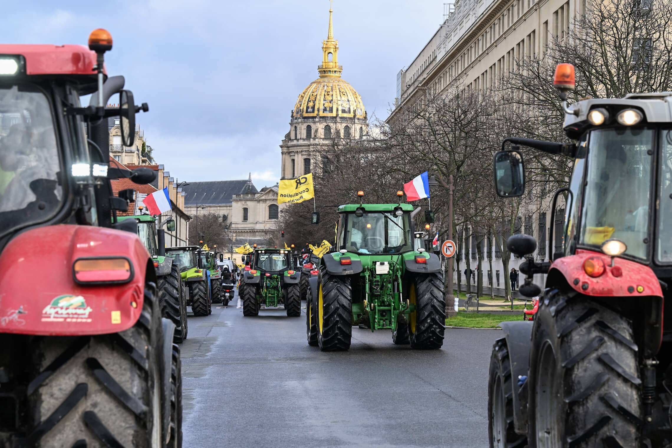 חקלאים נוהגים בטרקטורים במחאה בפריז, 23 בפברואר, 2024 (צילום: MIGUEL MEDINA / AFP)