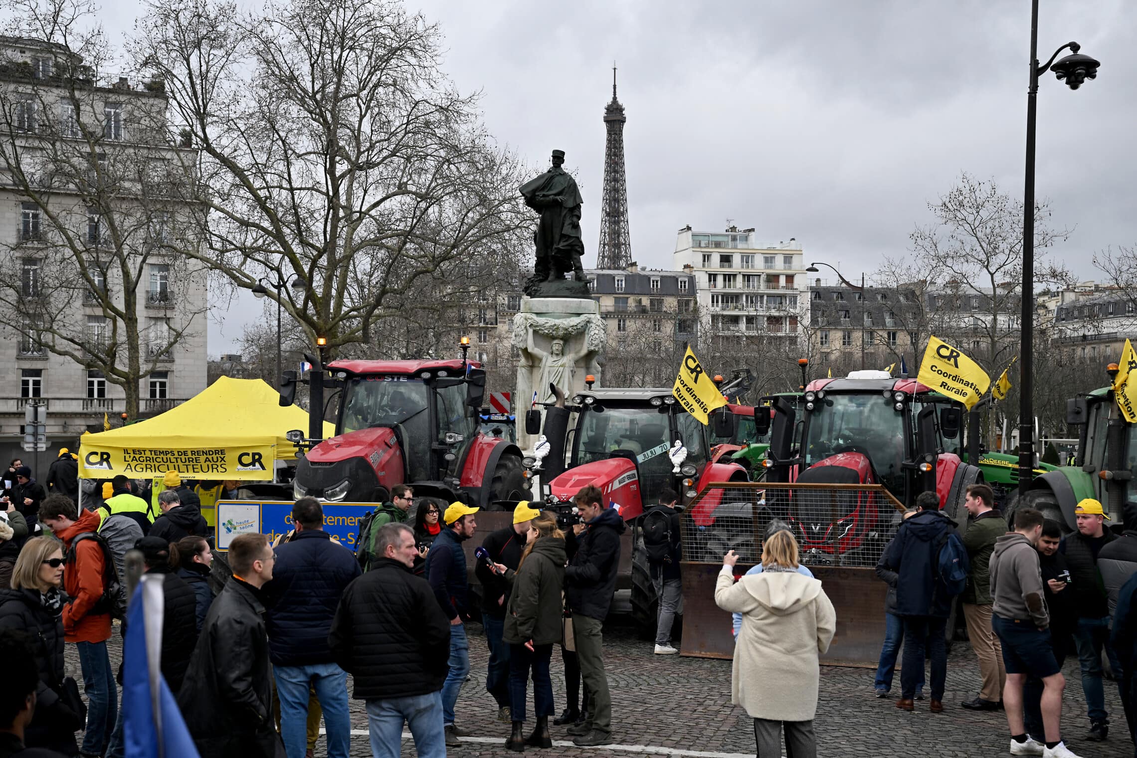 הפגנה בפריז של האיגוד החקלאי Coordination Rurale, לקראת פתיחת יריד החקלאות הבינלאומי ה-60, מגדל אייפל ברקע, ב- 23 בפברואר 2024 (צילום: Miguel MEDINA / AFP)