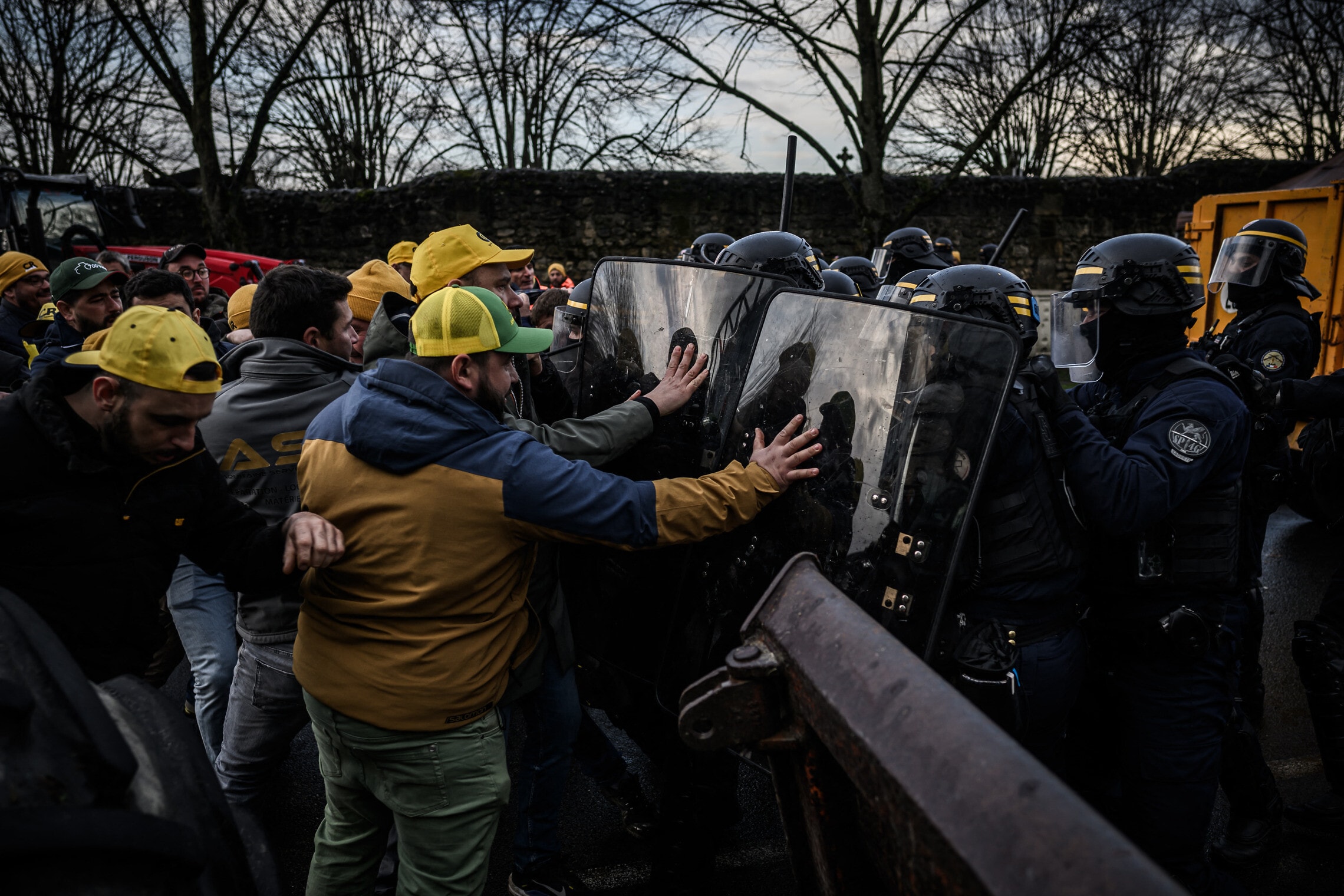 חקלאים צרפתיים מול כוחות השיטור המקומיים במהלך מחאה בדרום-מערב צרפת ב-11 במרץ 2024 (צילום: Philippe LOPEZ / AFP)