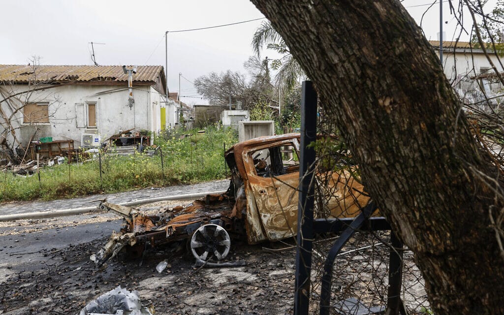 מכונית שרופה במטולה, 19 במרץ 2024 (צילום: Jalaa MAREY / AFP) מכונית שרופה במטולה, 19 במרץ 2024 (צילום: Jalaa MAREY / AFP)