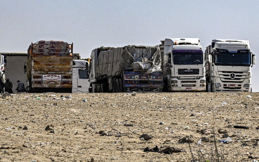 משאיות הנושאות סיוע הומניטרי לאוכלוסיית רצועת עזה בצידה המצרי של רפיח, 23 במרץ 2024 (צילום: Khaled DESOUKI / AFP)