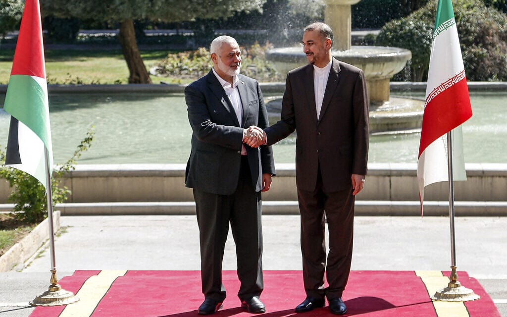 שר החוץ האיראני חוסיין אמיר אבדלחיאן (מימין) מקבל את פניו של מנהיג חמאס בחו&quot;ל אסמאעיל הנייה בכניסה למשרד החוץ בטהרן, 26 במרץ 2024 (צילום: AFP)