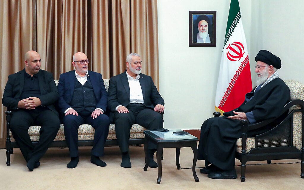 אסמאעיל הנייה וזיאד נח'אלה בטהרן בפגישה עם המנהיג העליון עלי חמינאי, 26 במרץ 2024 (צילום: KHAMENEI.IR / AFP)