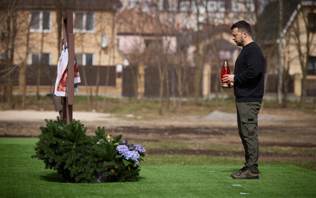 נשיא אוקראינה וולודימיר זלנסקי בטקס לציון יום השנה השני לטבח בבוצ&#039;ה, 31 במרץ 2024 (צילום: AFP)