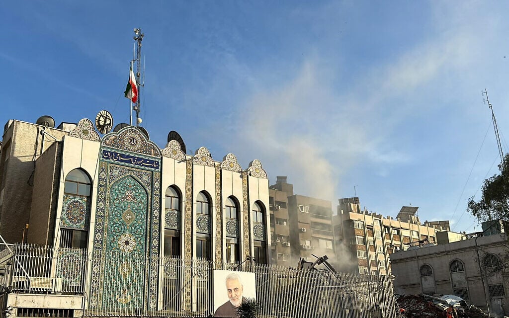 זירת התקיפה בדמשק, סמוך לשגרירות האיראנית, בה חוסל חסן מדהווי, מפקד כוח קודס של איראן בסוריה ולבנון. 1 באפריל 2024 (צילום: Maher AL MOUNES / AFP)