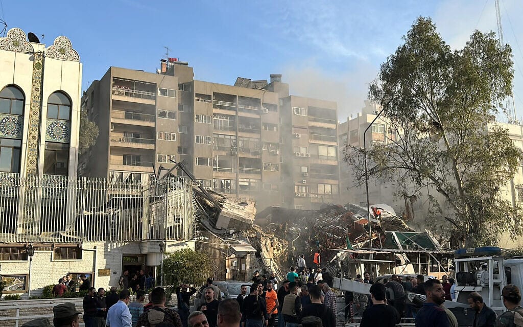 זירת התקיפה בדמשק, סמוך לשגרירות האיראנית, בה חוסל חסן מדהווי, מפקד כוח קודס של איראן בסוריה ולבנון. 1 באפריל 2024 (צילום: Maher AL MOUNES / AFP) זירת התקיפה בדמשק, סמוך לשגרירות האיראנית, בה חוסל חסן מדהווי, מפקד כוח קודס של איראן בסוריה ולבנון. 1 באפריל 2024 (צילום: Maher AL MOUNES / AFP)