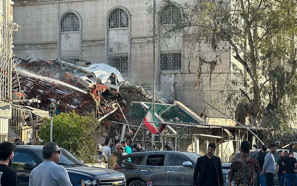 זירת החיסול בדמשק, סמוך לשגרירות האיראנית, 1 באפריל 2024 (צילום: Maher AL MOUNES / AFP)