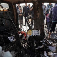 הרכב של ארגון המטבח העולמי המרכזי לאחר שהותקף בעזה, 2 באפריל 2024 (צילום: AFP)