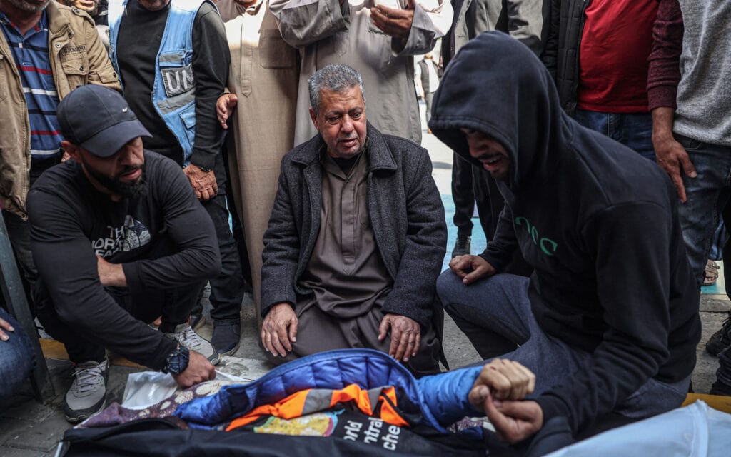 אחד מעובדי המטבח המרכזי העולמי שנהרג בהתקפת צה&quot;ל בדיר אל-בלח ברצועת עזה ב-2 באפריל 2024 (צילום: SAID KHATIB / AFP)
