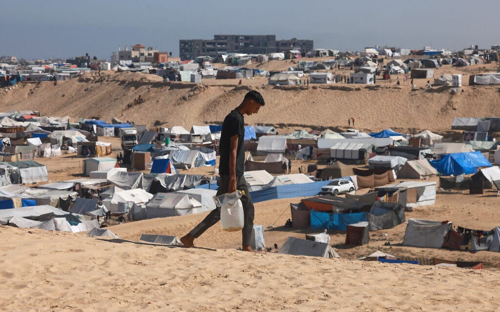 מחנה אוהלים של עקורים פלסטיניים ברפיח, 4 באפריל 2024 (צילום: MOHAMMED ABED / AFP)