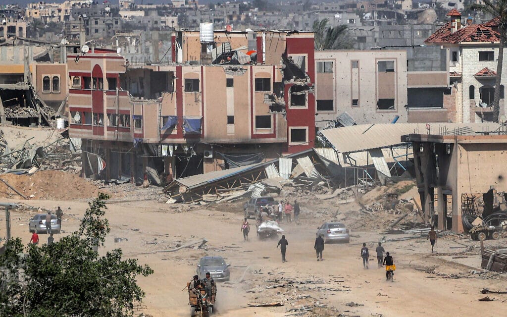 פלסטינים בחאן יונס, לאחר שישראל הודיעה על הסגת כוחותיה מהעיר, 7 באפריל 2024 (צילום: AFP)