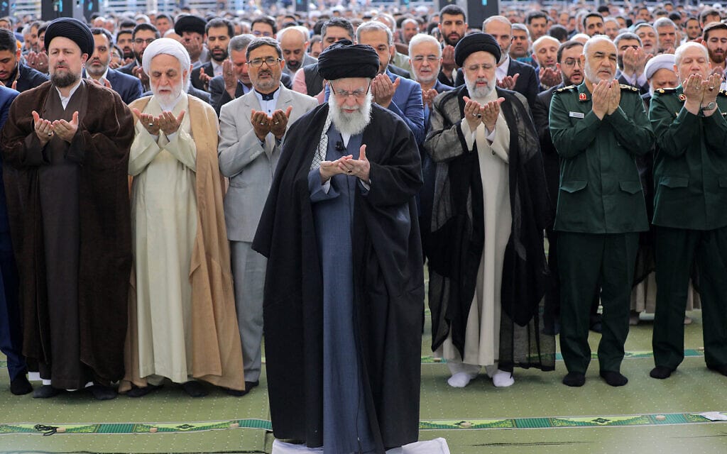 המנהיג העליון של איראן עלי חמינאי בתפילת עיד אל-פיטר בטהראן, 10 באפריל 2024 (צילום: KHAMENEI.IRAFP)