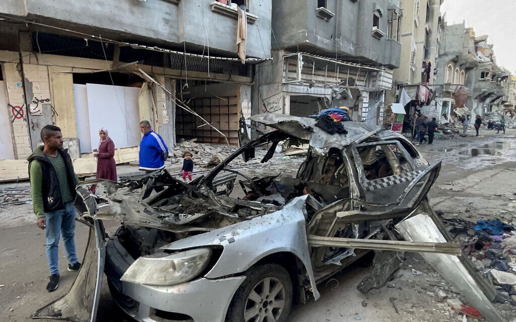הרכב שבו שהו שלושה מילדיו של אסמאעיל הנייה וכמה מנכדיו, כשהותקף בידי כוחות הביטחון, 10 באפריל 2024 (צילום: AFP)