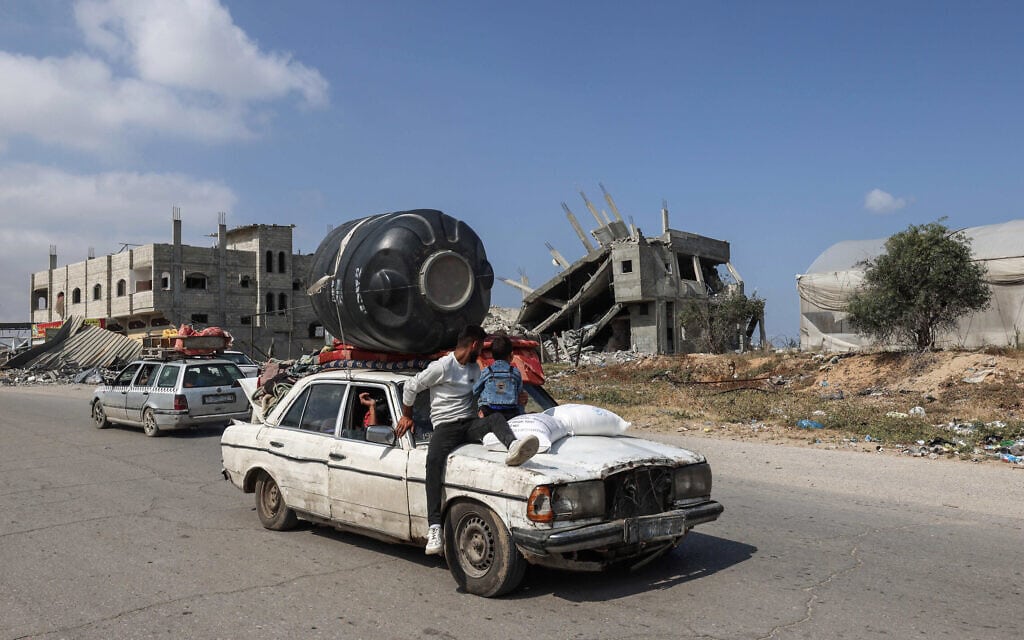 פלסטינים חוזרים לחאן יונס ההרוסה, 8 באפריל 2024 (צילום: MOHAMMED ABED / AFP)