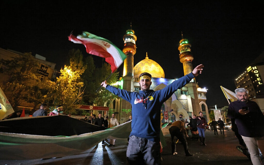 איראנים חוגגים בכיכר פלסטין בטהרן אחרי שהחלה מתקפת איראן על ישראל, 14 באפריל 2024 (צילום: ATTA KENARE / AFP)