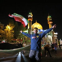 איראנים חוגגים בכיכר פלסטין בטהרן אחרי שהחלה מתקפת איראן על ישראל, 14 באפריל 2024