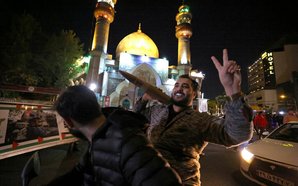 איראנים חוגגים בכיכר פלסטין בטהרן אחרי שהחלה מתקפת איראן על ישראל, 14 באפריל 2024 (צילום: ATTA KENARE / AFP)