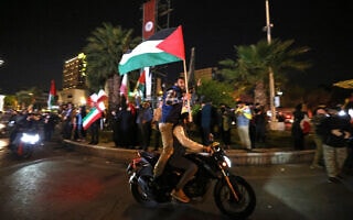 איראנים חוגגים בכיכר פלסטין בטהרן אחרי שהחלה מתקפת איראן על ישראל, 14 באפריל 2024 (צילום: ATTA KENARE / AFP) איראנים חוגגים בכיכר פלסטין בטהרן אחרי שהחלה מתקפת איראן על ישראל, 14 באפריל 2024 (צילום: ATTA KENARE / AFP)