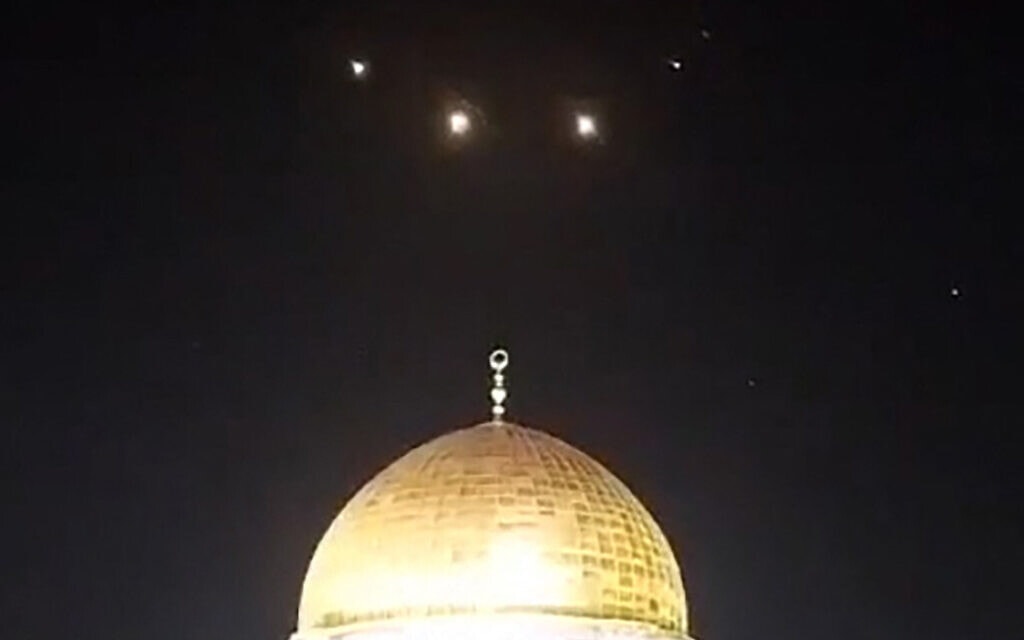 יירוט טילים בליסטיים ששוגרו מאיראן מעל כיפת הסלע בהר הבית, 14 באפריל 2024 (צילום: AFP)