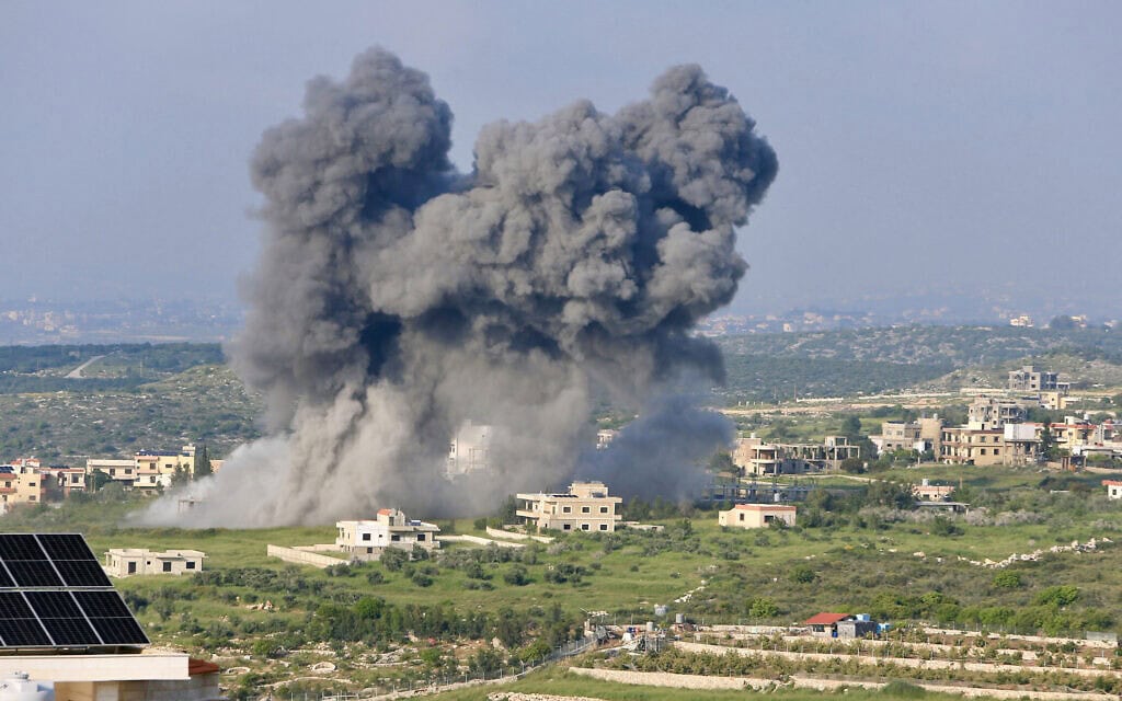 עשן מיתמר בעקבות תקיפת צה"ל בדרום לבנון, 15 באפריל 2024 (צילום: AFP)