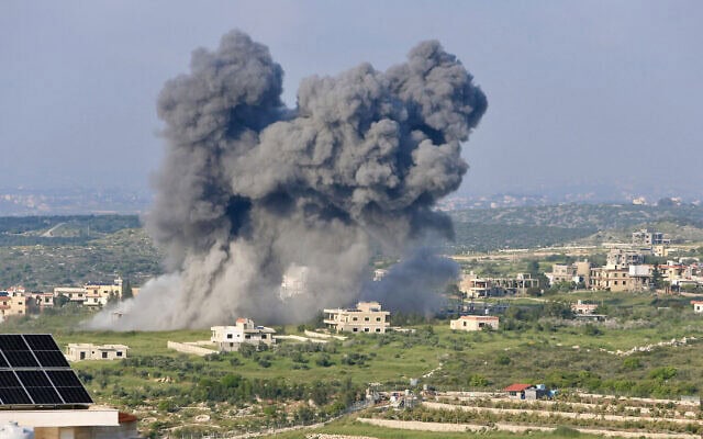 עשן מיתמר בעקבות תקיפת צה"ל בדרום לבנון, אפריל 2024 (צילום: AFP)