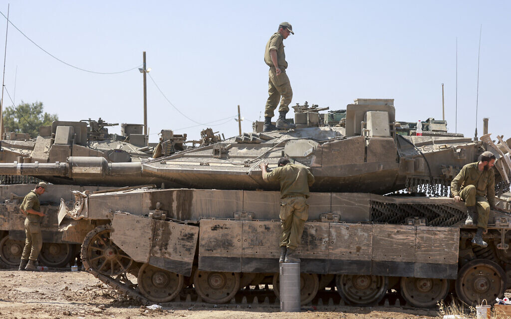 טנק צה"ל סמוך לרצועת עזה, 16 באפריל 2024 (צילום: Menahem KAHANA / AFP)