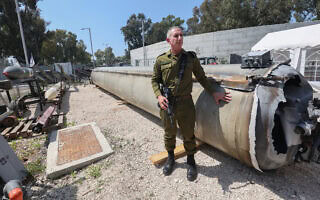 דובר צה"ל תא"ל דניאל הגרי לצד טיל בליסטי איראני שנפל בישראל, 16 באפריל 2024 (צילום: GIL COHEN-MAGEN / AFP)